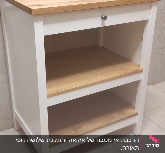 שולחן עץ עם מדפים, מתאים לעבודות נגרות